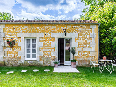 Small studio in France with limestone wall